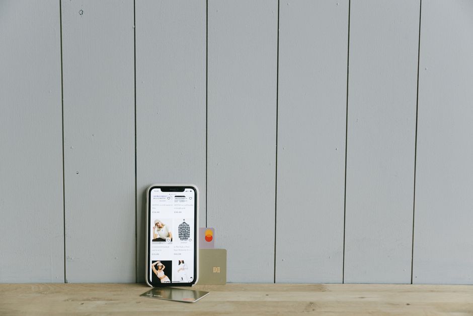 Een team van ontwikkelaars werkt samen aan een mobiel bankieren app, met focus op fintech en gebruikservaring.