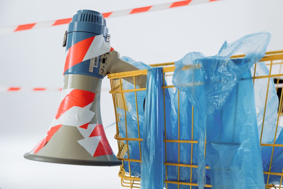 Kunststoffschredder im Einsatz in einem modernen Haushalt zur effizienten Abfallverwertung.